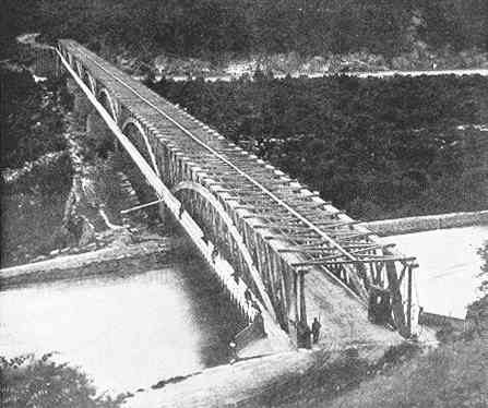 chain bridge over the potomac.JPG (142624 bytes)